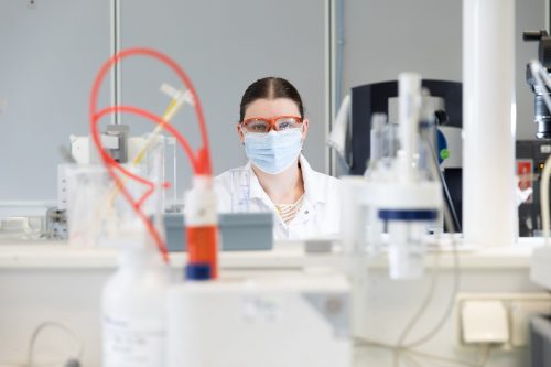 SOCOSAFE développe et teste ses gels et solutions hydroalcooliques et lingettes désinfectantes dans ses laboratoires